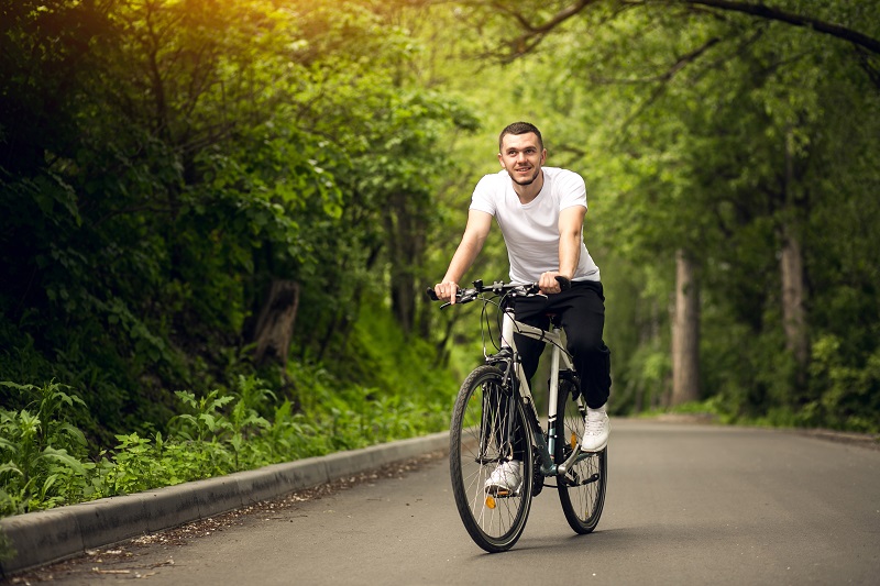 Tanie i droższe rowery szosowe – co warto o nich wiedzieć?