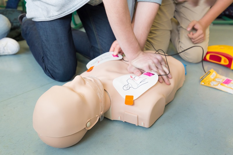 Jak używać defibrylatora AED, by był on dla nas w pełni bezpieczny? Oto kilka ważnych wskazówek