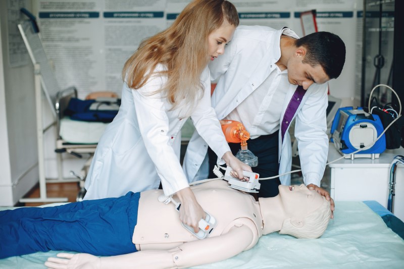 Szkolenie pierwszej pomocy – dlaczego warto je odbyć?